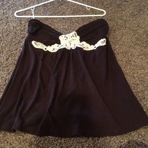Woman’s strapless shirt
